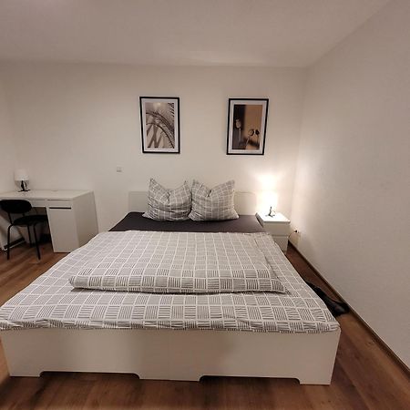 Living Flat, Eine Wohnung Mit Zwei Schlafzimmern Und Balkon ชอร์นดอร์ฟ ภายนอก รูปภาพ