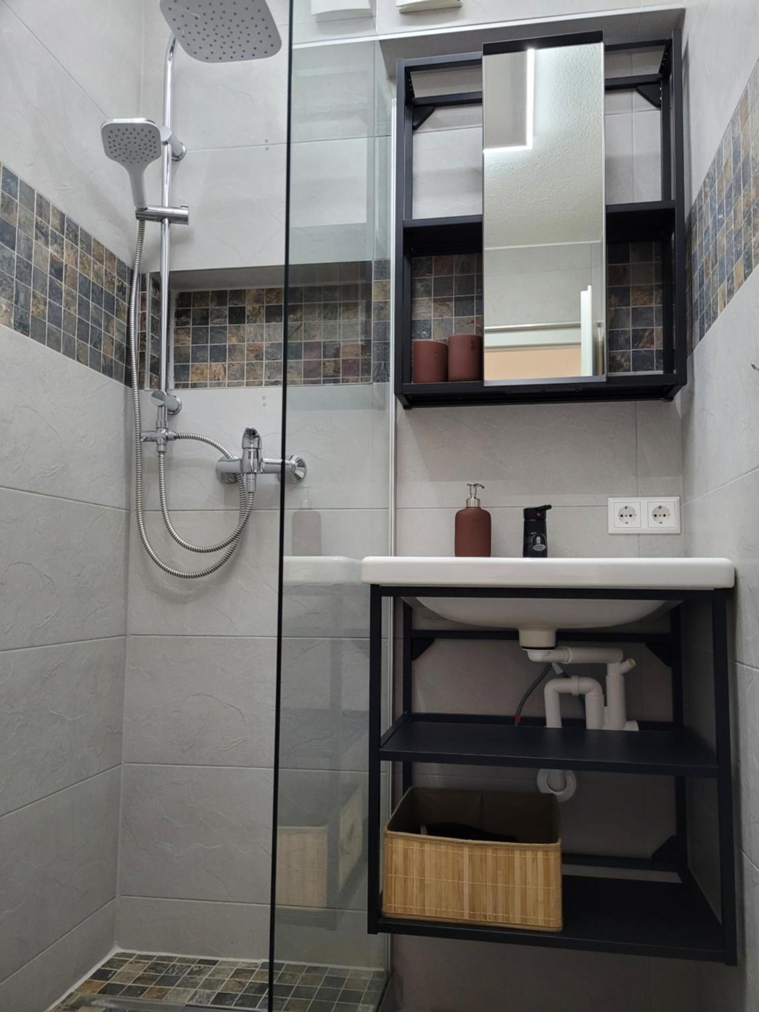Living Flat, Eine Wohnung Mit Zwei Schlafzimmern Und Balkon ชอร์นดอร์ฟ ภายนอก รูปภาพ