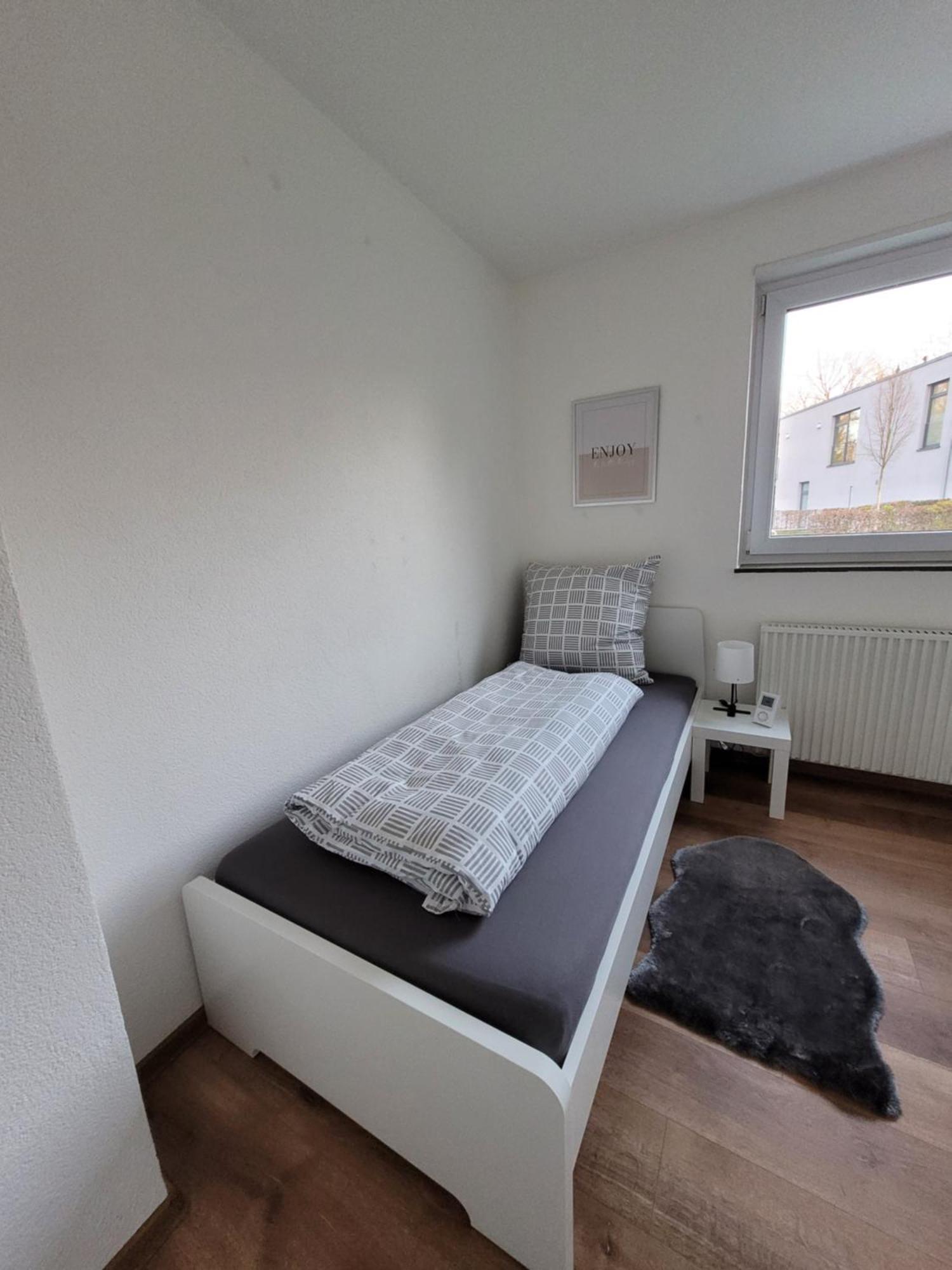Living Flat, Eine Wohnung Mit Zwei Schlafzimmern Und Balkon ชอร์นดอร์ฟ ภายนอก รูปภาพ