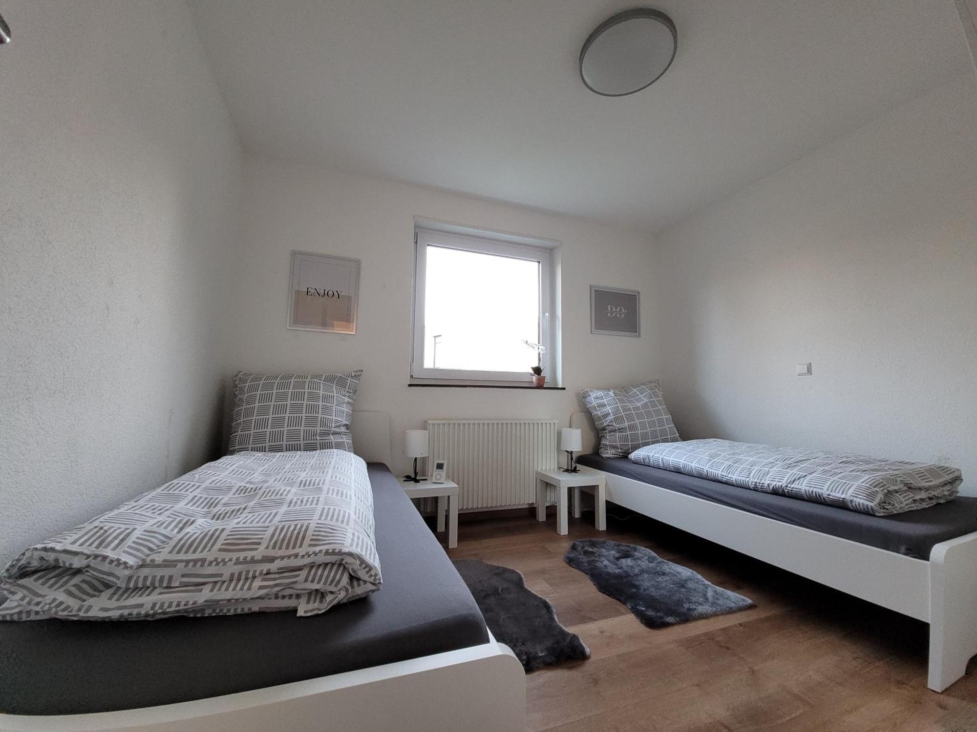 Living Flat, Eine Wohnung Mit Zwei Schlafzimmern Und Balkon ชอร์นดอร์ฟ ภายนอก รูปภาพ